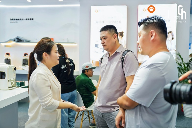 第54届北京礼品展收官茶小牛AI泡茶机定义智能茶礼新风向(图5)