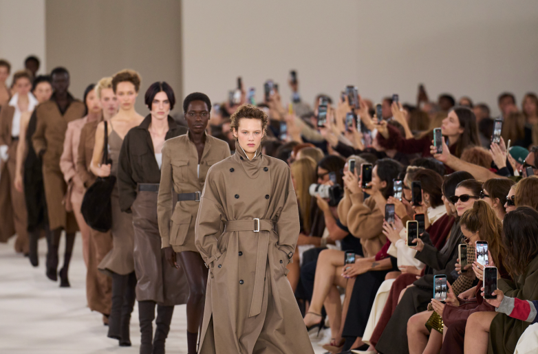 Max Mara 2027 春夏系列大秀于米兰揭幕，以“无垠远际”致敬女性探索者