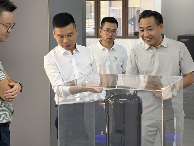 余海生镇长莅临聚阳数字化工 (2).jpg